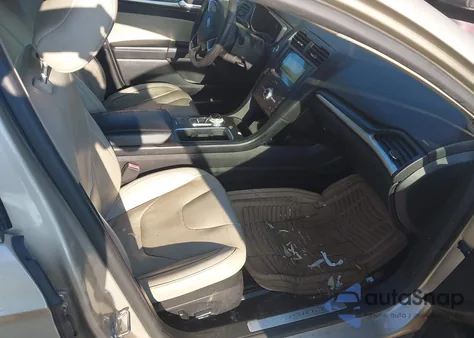 2018 Ford Fusion Titanium z USA, uszkodzony, nr VIN 3FA6P0RU7JR225728